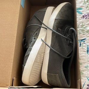 Men’s 9.5 Tom’s. Paseo shoe in box